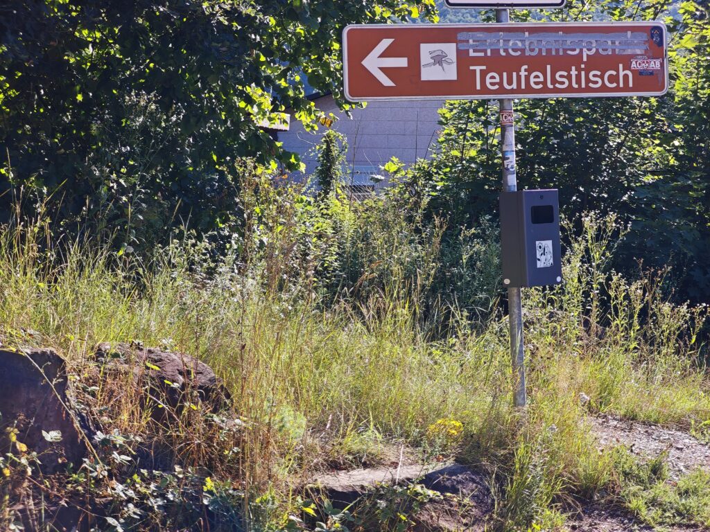 Die Teufelstisch Wanderung ist vom zentralen Parkplatz beschildert