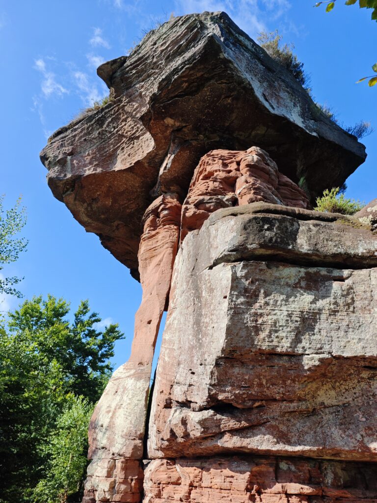 Teilweise stützen ganz schmale filigrane Felsen den Teufelstisch