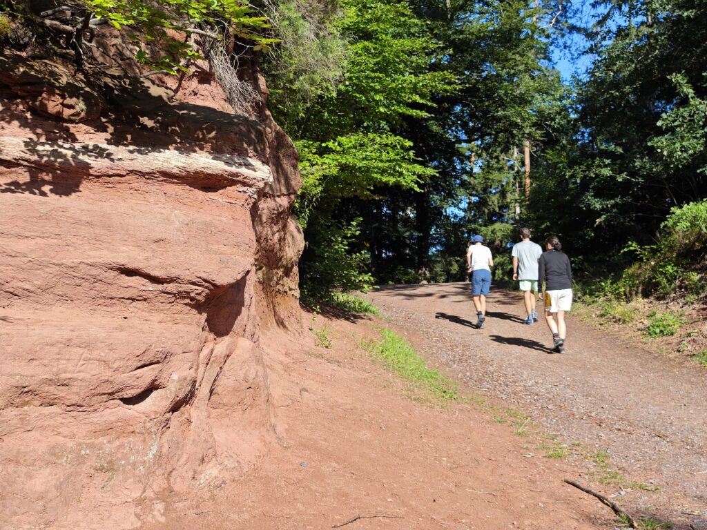 Unterhalb des eigentlichen Felsen erreichen wir auf unserer Teufelstisch Wanderung erstmals orangene Felsen