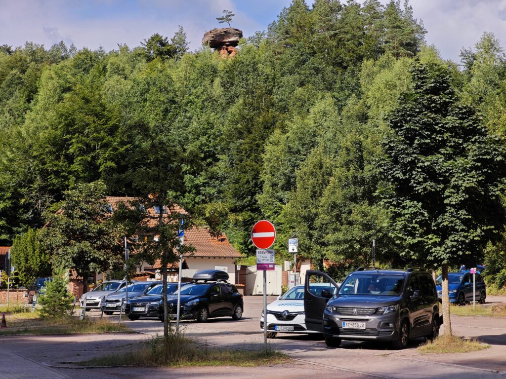 Der beste Teufelstisch Pfalz Parkplatz - direkt unterhalb des bekannten Felsen