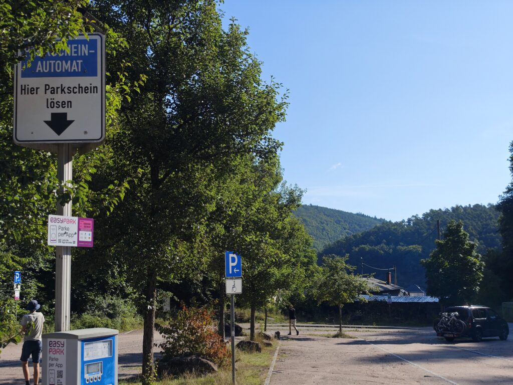 Der Teufelstisch Pfalz Parkplatz ist kostenpflichtig, aber bezahlbar